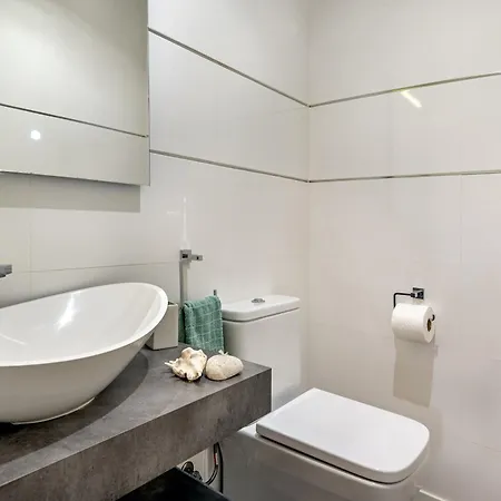 Flat Just 280 M From The Beach